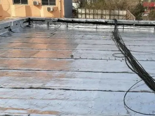 中江卫生间漏水维修公司分享下中江屋面楼顶防水刚性防水层施工要点。